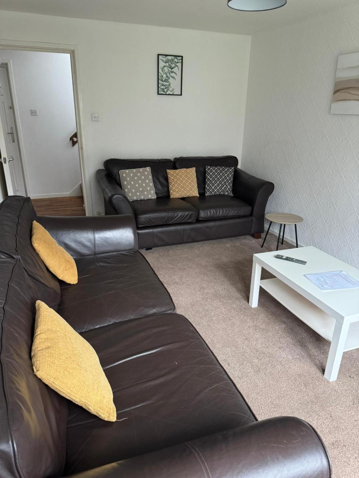 Large 2 Bedroom House Wombridge エクステリア 写真