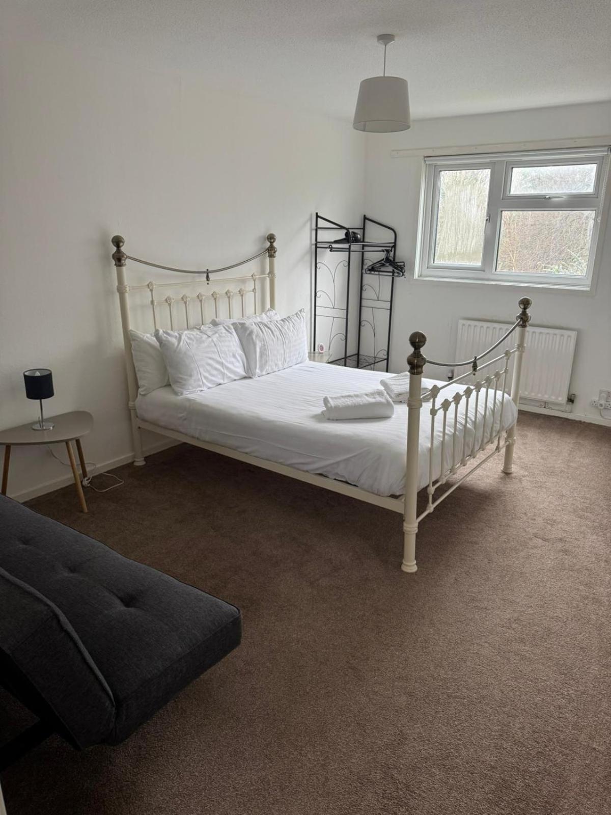 Large 2 Bedroom House Wombridge エクステリア 写真