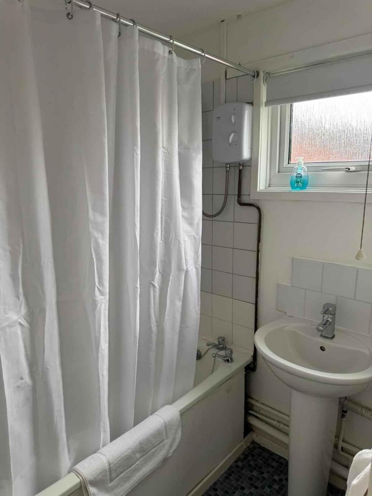 Large 2 Bedroom House Wombridge エクステリア 写真