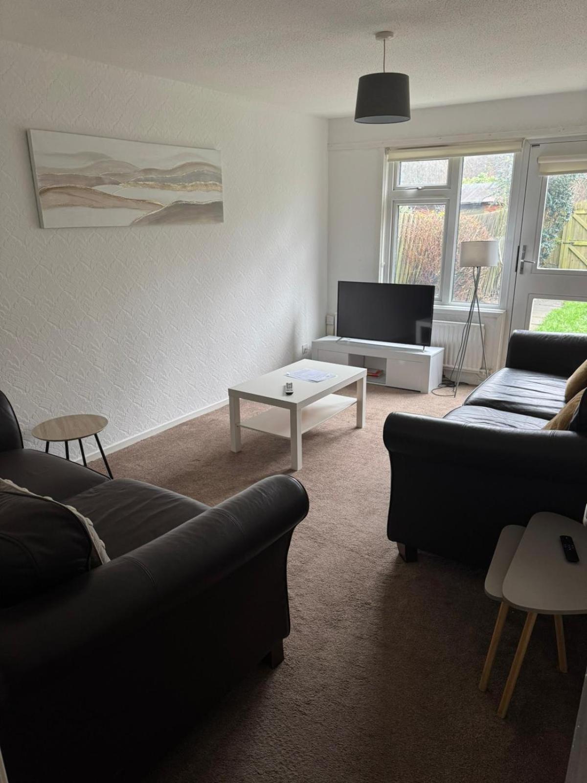 Large 2 Bedroom House Wombridge エクステリア 写真
