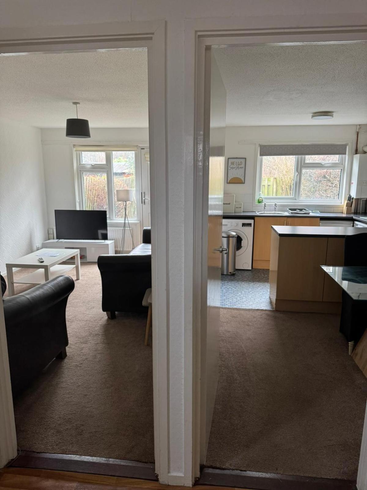 Large 2 Bedroom House Wombridge エクステリア 写真