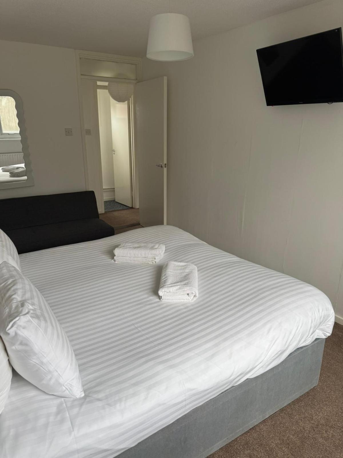 Large 2 Bedroom House Wombridge エクステリア 写真